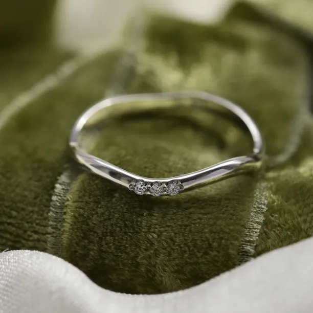 Curvy gold wedding ring with three diamonds ISEULT Image