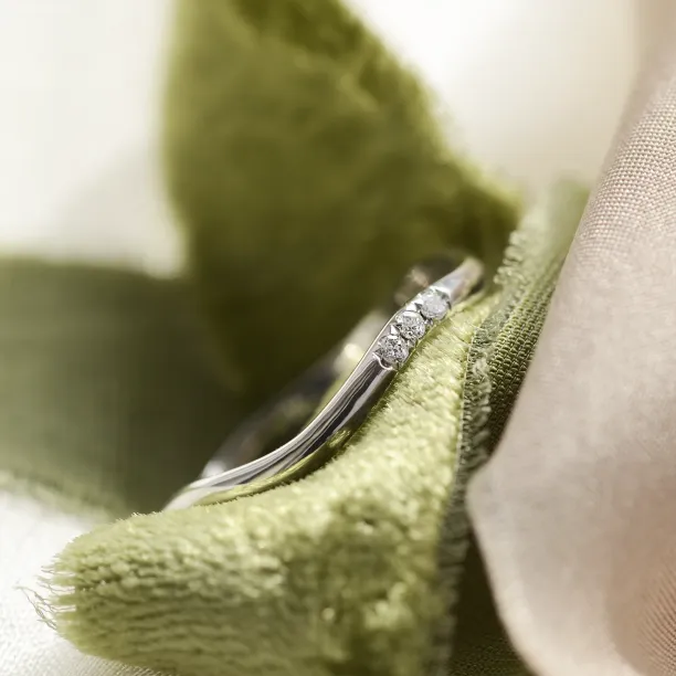 Curvy gold wedding ring with three diamonds ISEULT Image