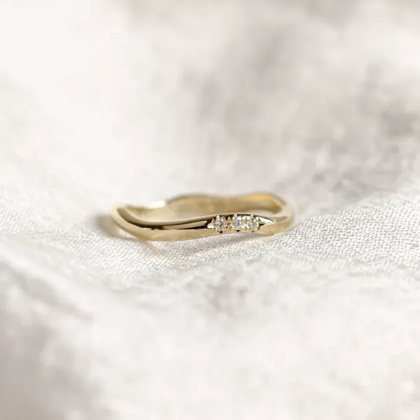 Curvy gold wedding ring with three diamonds ISEULT Image