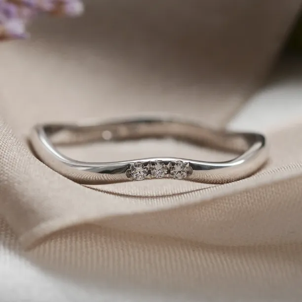 Curvy gold wedding ring with three diamonds ISEULT Image