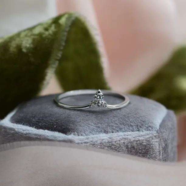 Fine gold ring with diamonds JANIS Image