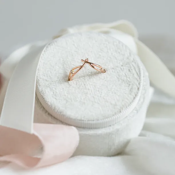Gold minimalist leaf ring with diamonds DOFA Image