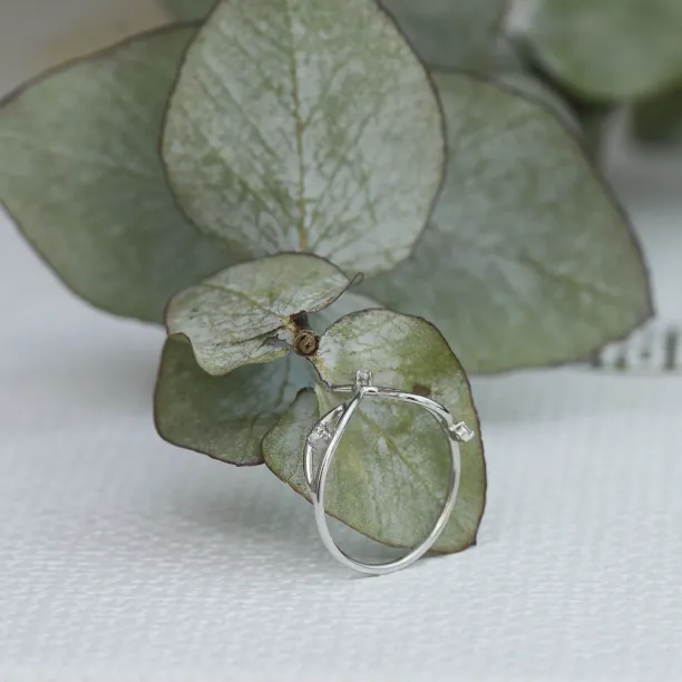 Gold minimalist leaf ring with diamonds DOFA Image