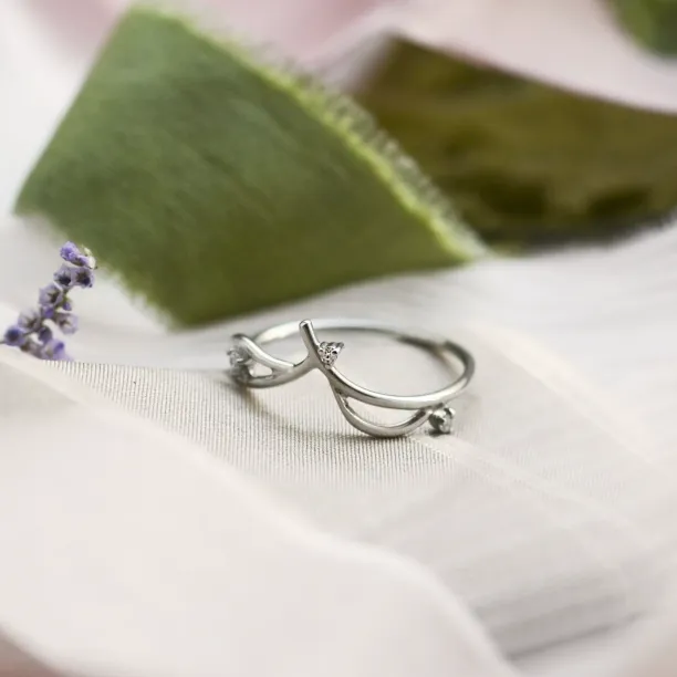 Gold minimalist leaf ring with diamonds DOFA Image
