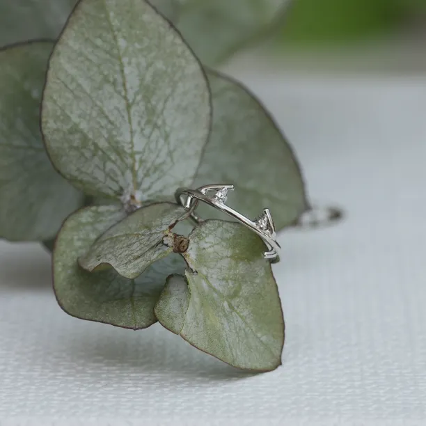 Gold minimalist leaf ring with diamonds OWE Image