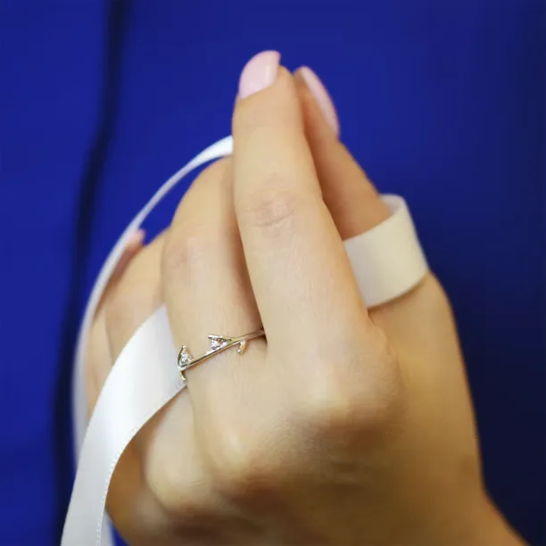 Gold minimalist leaf ring with diamonds OWE Image