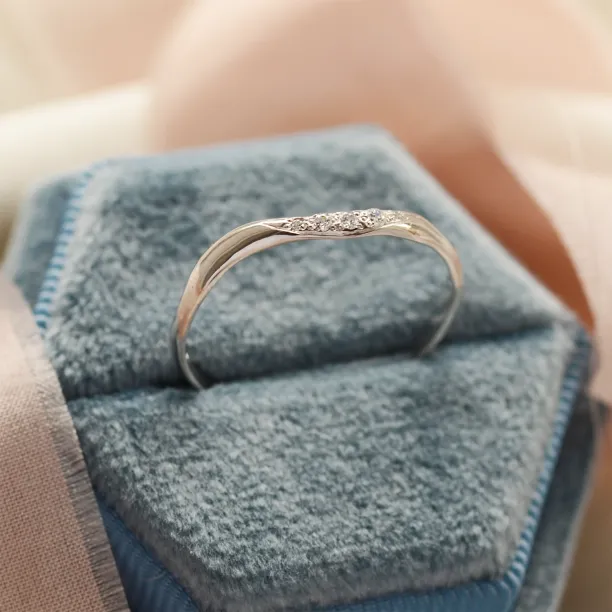 Gold organic ring with diamonds ISOLA Image