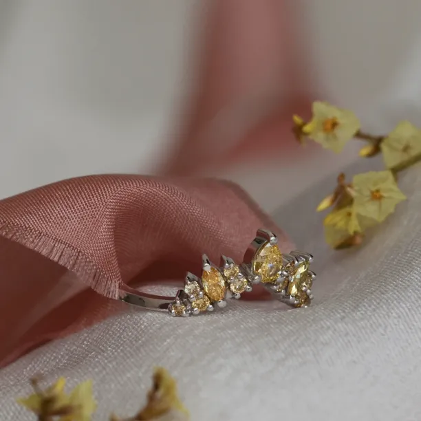 Gold ring with fancy diamonds FIERIA Image