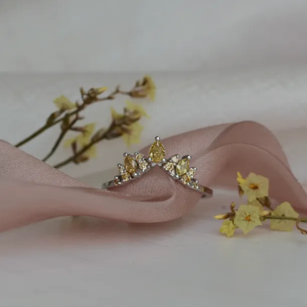 Gold ring with fancy diamonds FIERIA Image