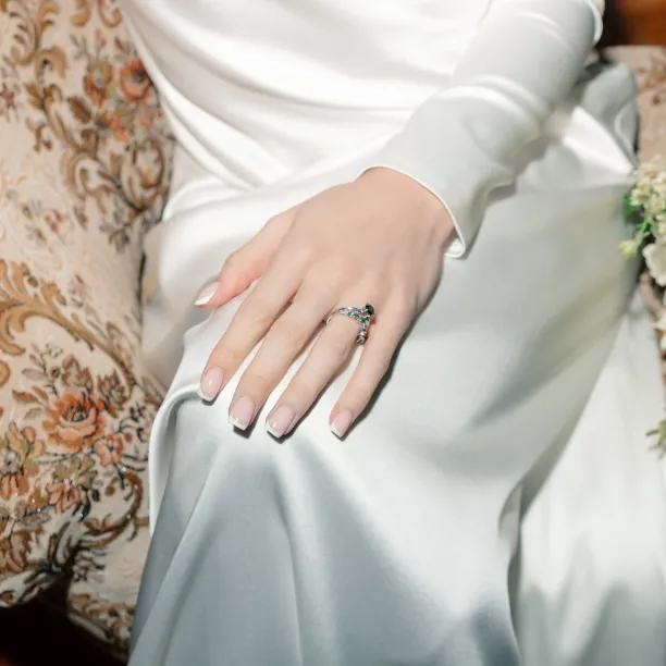 Slightly curved salt and pepper diamond ring FERO Image