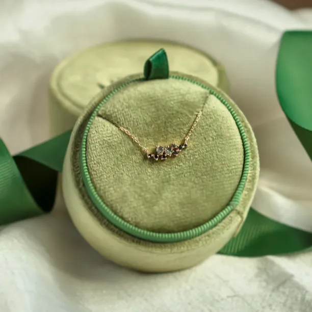 Gold necklace with salt and pepper diamonds KLARI Image