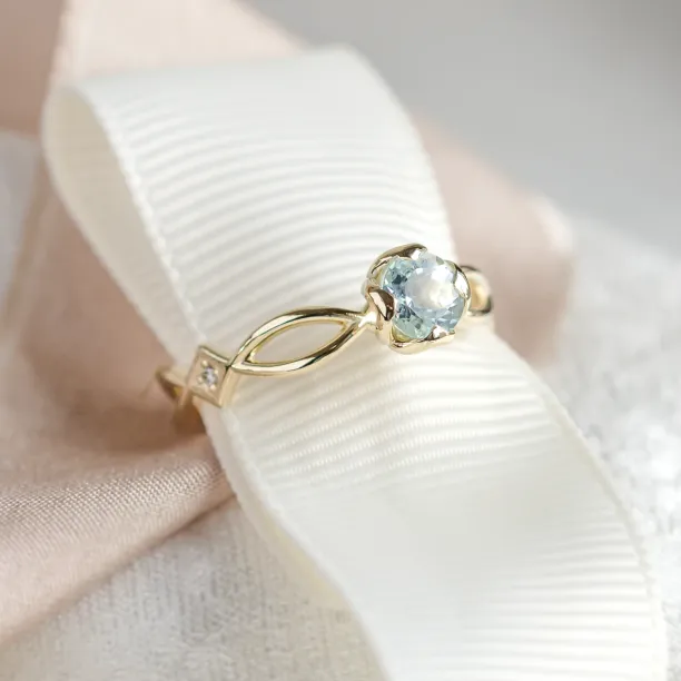 Gold ring with aquamarine and diamonds QUEEN Image