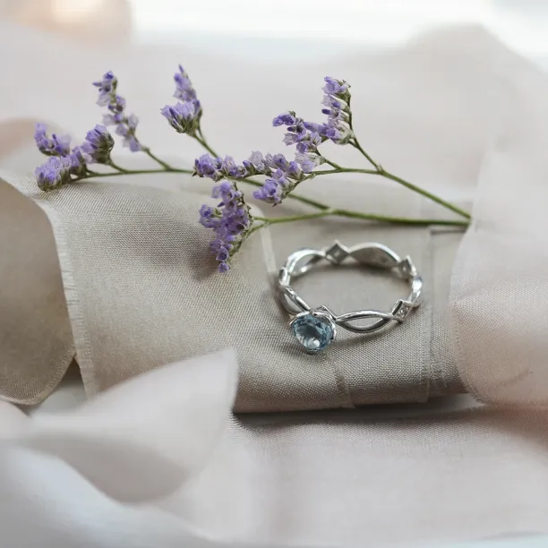 Gold ring with aquamarine and diamonds QUEEN Image