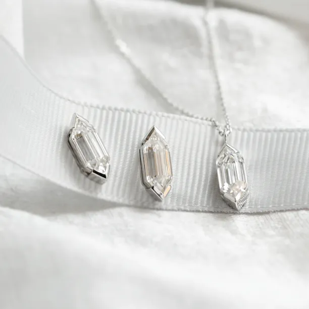 Gold hexagon moissanite pendant FINA Image