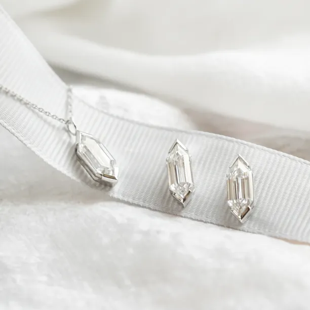 Gold hexagon moissanite pendant FINA Image