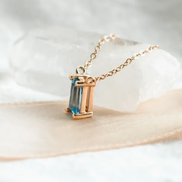 Gold necklace with a baguette cut topaz LUCERNE Image