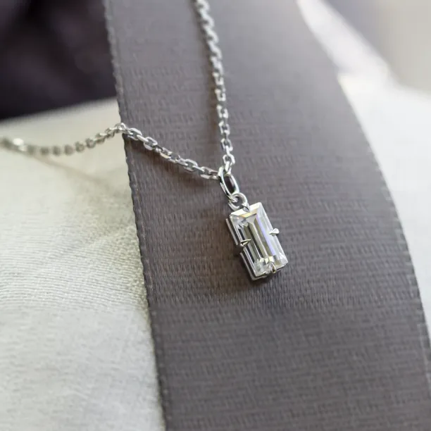 Gold pendant with baguette lab-grown diamond BEBE Image
