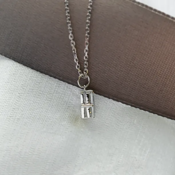 Gold pendant with baguette lab-grown diamond BEBE Image