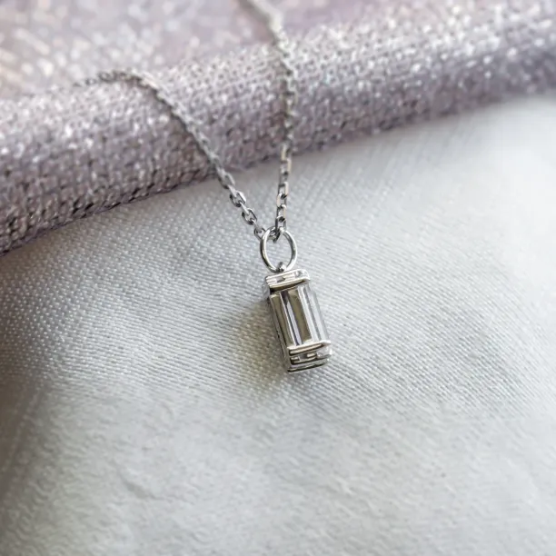 Gold pendant with lab-grown diamond ARRIA Image