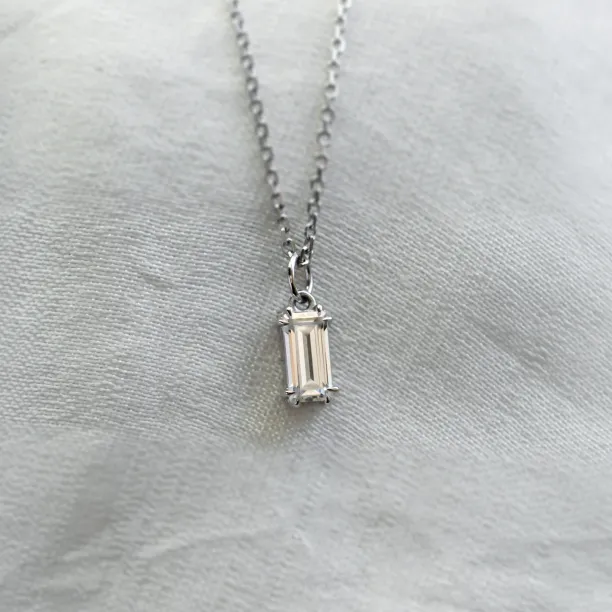 Gold pendant with lab-grown diamond ARRIA Image