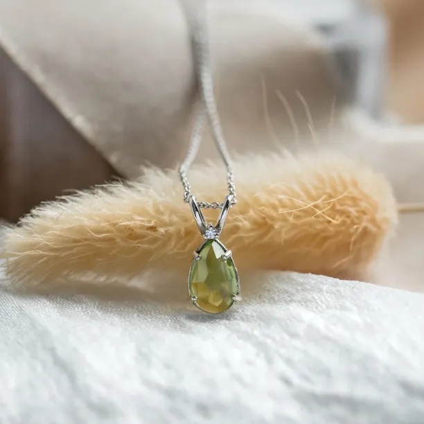 Gold necklace with peridot and diamond KIWI Image