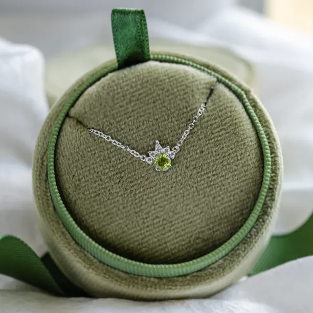 Gold necklace with peridot and diamonds LIME Image