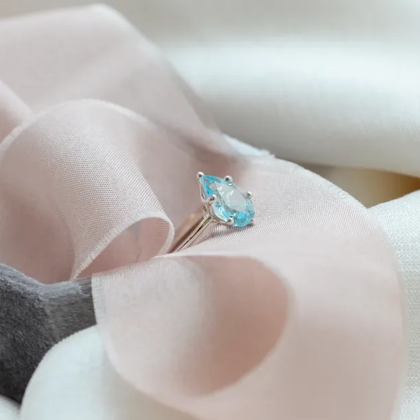 Gold ring with blue topaz OLLY Image