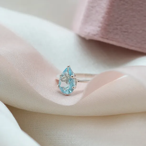 Gold ring with blue topaz OLLY Image