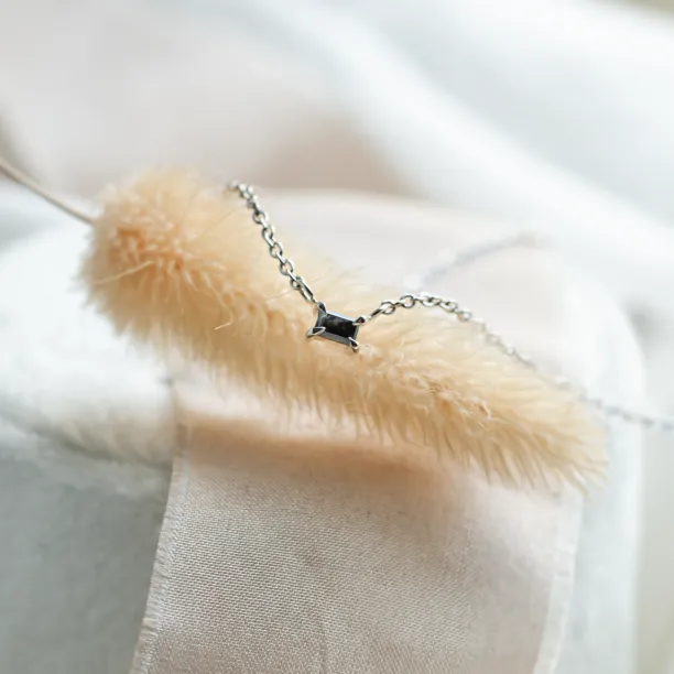 Minimalist necklace with baguette salt and pepper diamond KIEL Image