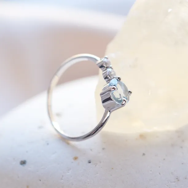 Romantic ring with aquamarine and diamonds AQUA Image