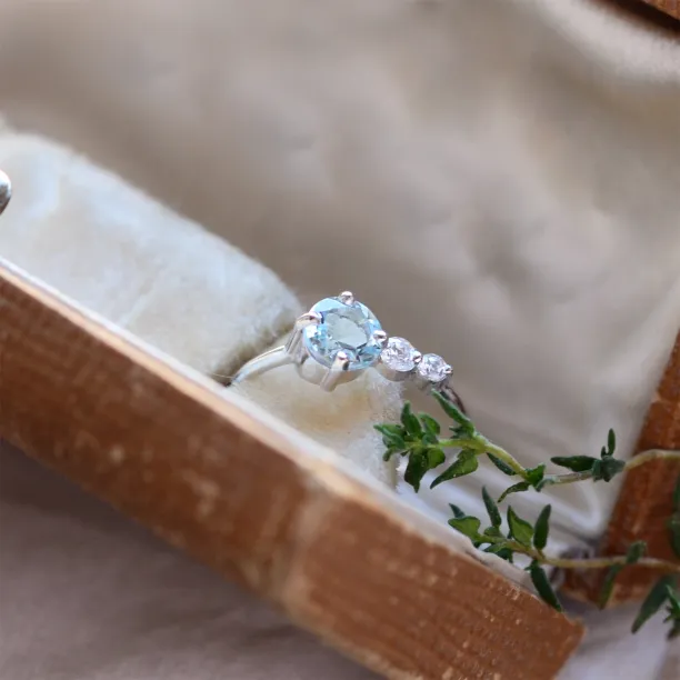Romantic ring with aquamarine and diamonds AQUA Image