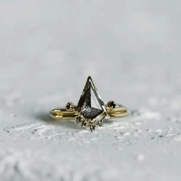 Engagement ring set with salt'n'pepper diamonds MEGHAN Image