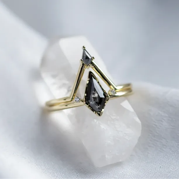 Salt and pepper and classic diamonds gold ring set DIVA Image