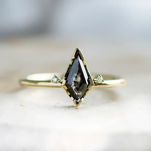 Salt and pepper and classic diamonds gold ring set DIVA Image