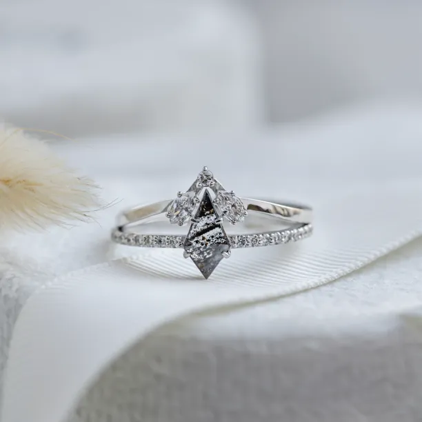 Set of gold rings with salt and pepper diamond ZEQUIN Image