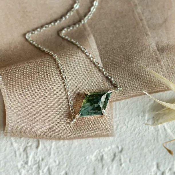 Gold bracelet with kite moss agate AVARI Image