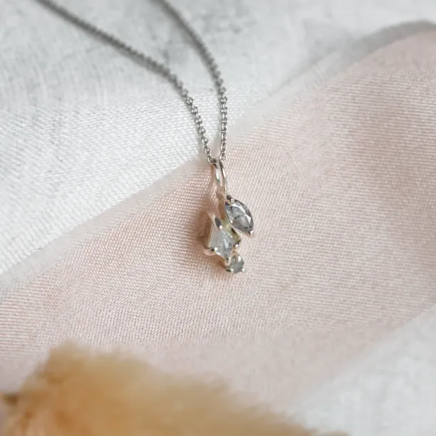 Minimalist cluster neklace with salt and pepper diamonds MANILA Image