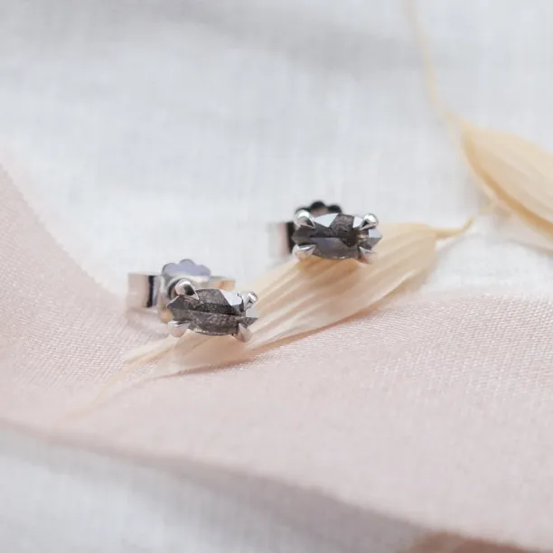 Minimalist salt and pepper diamonds earrings STELLA Image