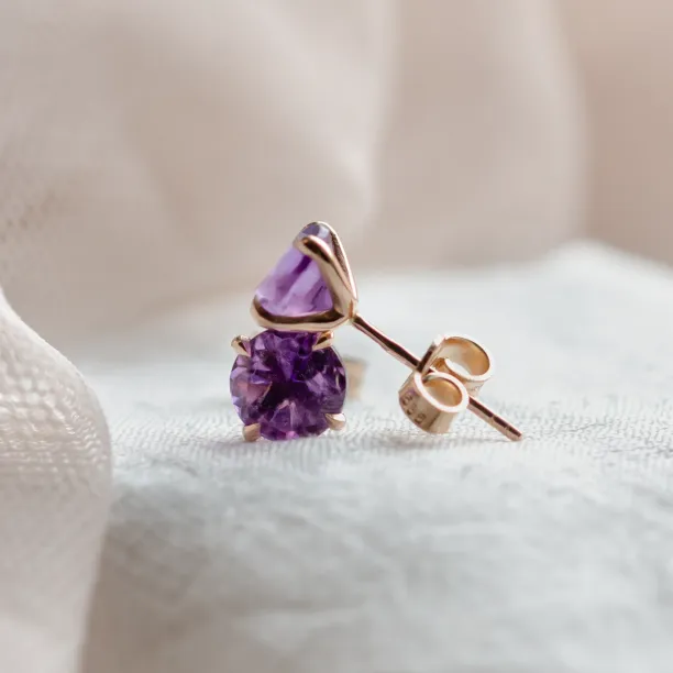 Simple gold earrings with amethysts PURPURA Image
