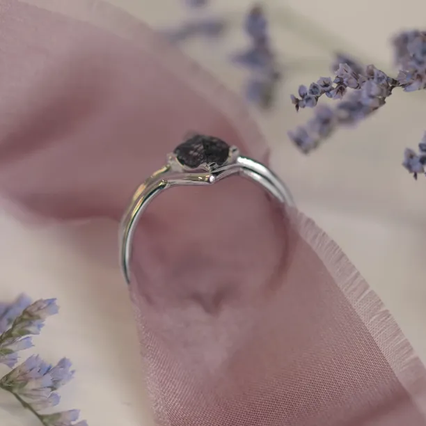 Gold ring set with quartz BUNO Image