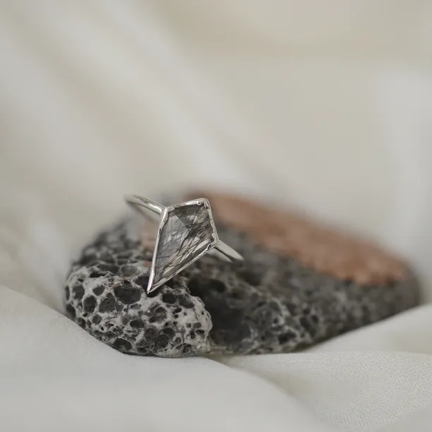 Gold ring set with quartz BUNO Image