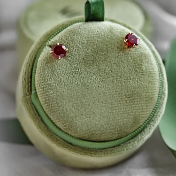 Gold earrings with garnets AMANDA Image