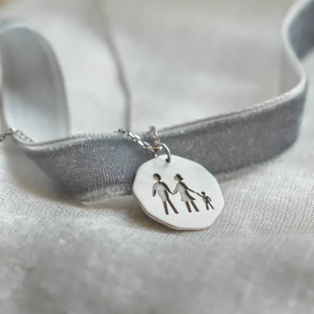 Engraved necklace with family motive FRANCIS Image