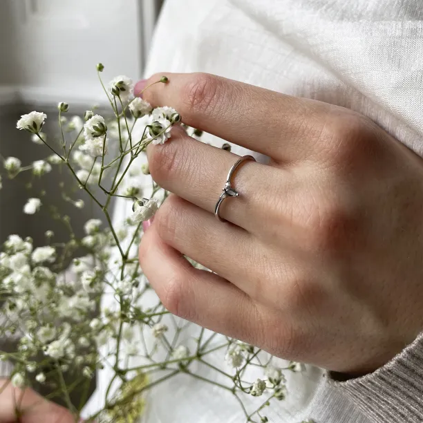 Minimalist ring with salt and pepper diamond and two small diamonds JANIS Image
