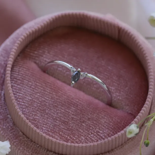 Minimalist ring with salt and pepper diamond and two small diamonds JANIS Image