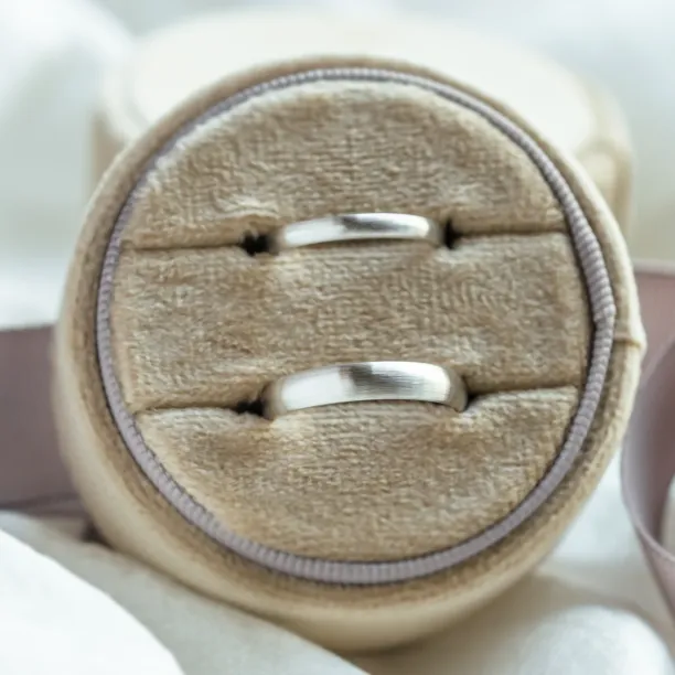 Solid wedding rings made of red gold (mat) Image