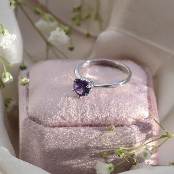 Minimalist gold ring with amethyst STAMI Image