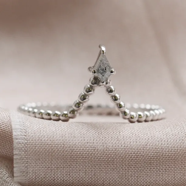 Salt and pepper diamond V stacker ring ISOLDE Image
