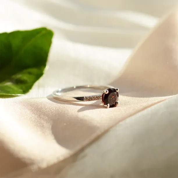 Engagement ring with garnet and diamonds OLLIE Image