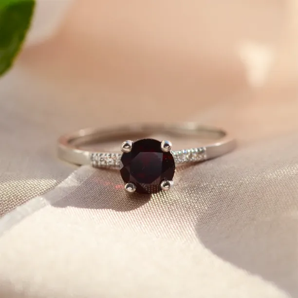 Engagement ring with garnet and diamonds OLLIE Image
